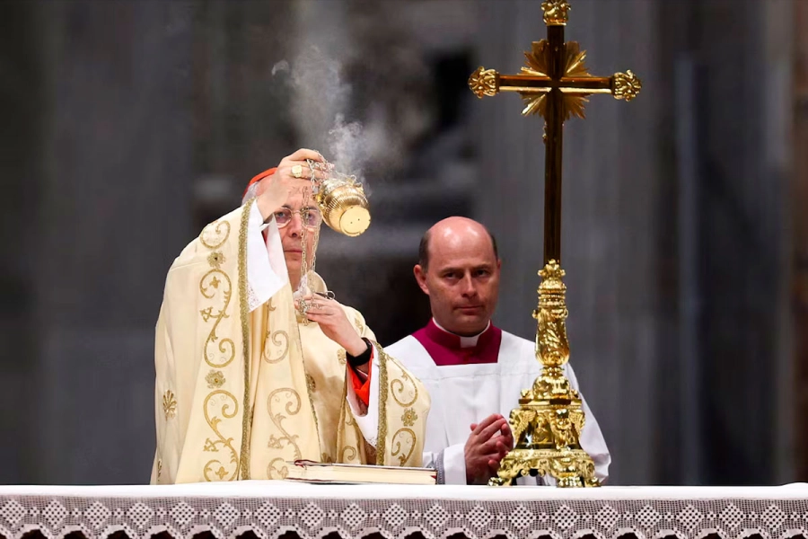 Mamberti presidió la novena y última misa en homenaje al papa argentino. (Foto: Reuters)