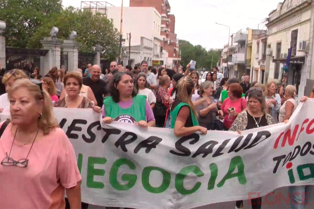 Tras una asamblea, trabajadores del Iosper marcharon a Casa de Gobierno Tras una asamblea, trabajadores del Iosper marcharon a Casa de Gobierno