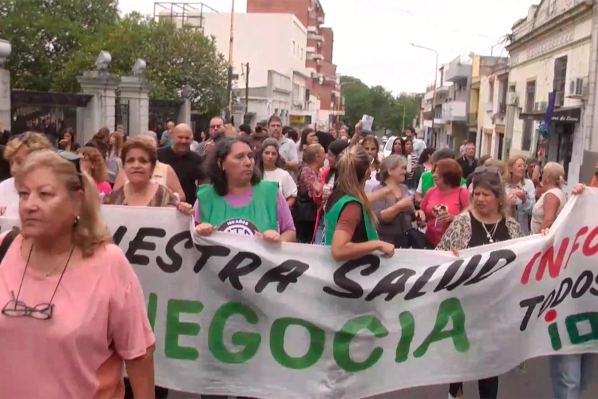 Tras una asamblea, trabajadores del Iosper marcharon a Casa de Gobierno
