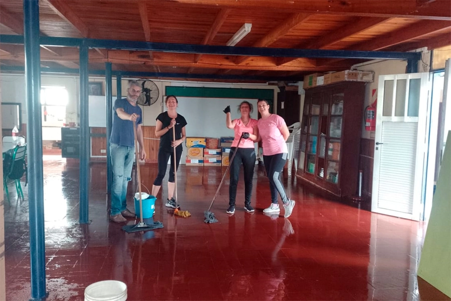 Docentes trabajaron para reparar la escuela y garantizar el regreso a clases tras el temporal (foto Chajar&iacute; al d&iacute;a)