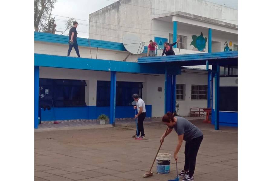 Docentes trabajaron para reparar la escuela y garantizar el regreso a clases tras el temporal (foto Chajar&iacute; al d&iacute;a)