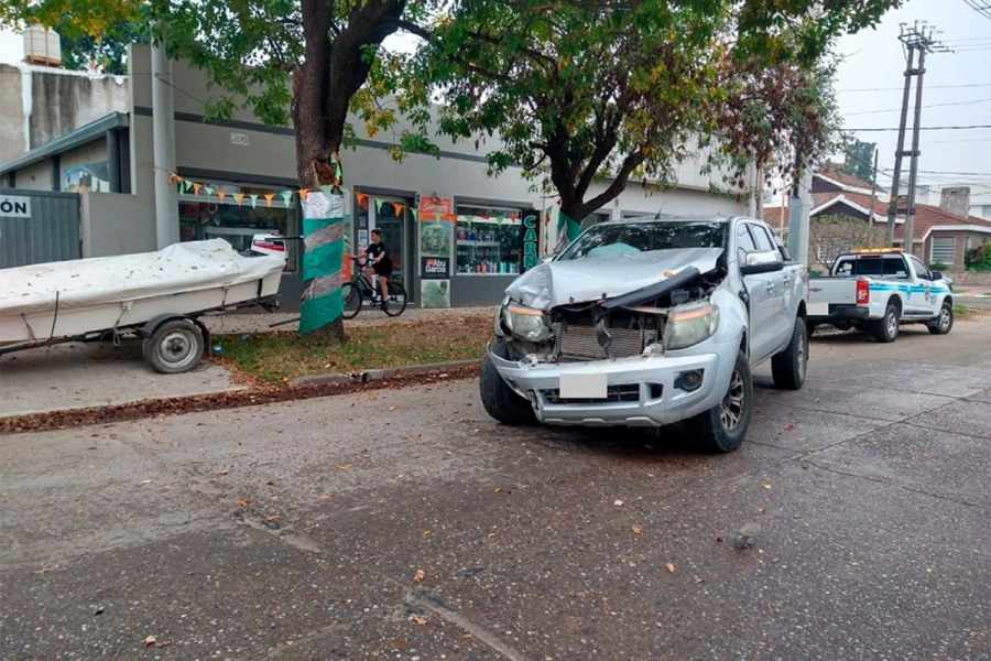 Camioneta chocó contra un árbol en Crespo (foto FM Estación Plus Crespo)