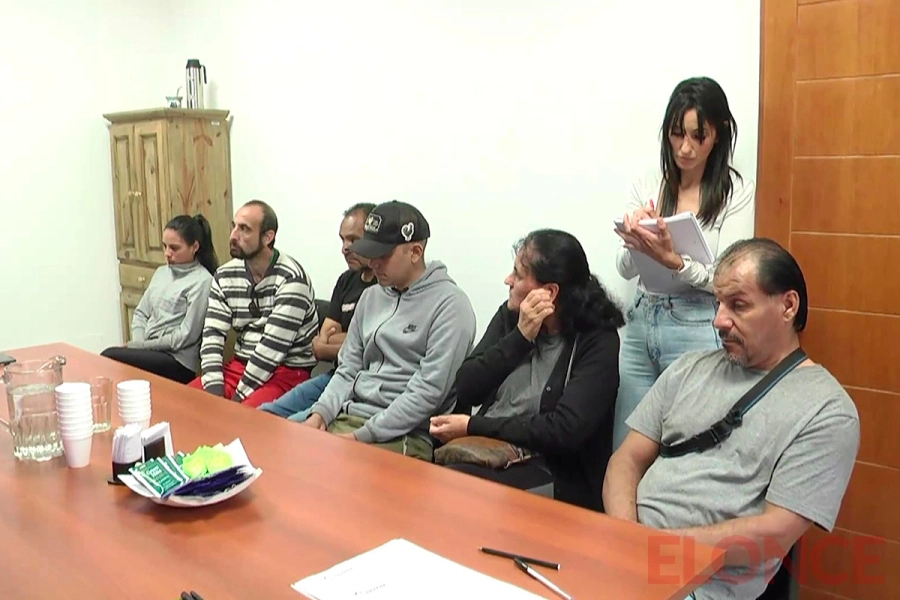 R&iacute;os se reuni&oacute; con vecinos en la sede municipal de Desarrollo Humano (foto Elonce)