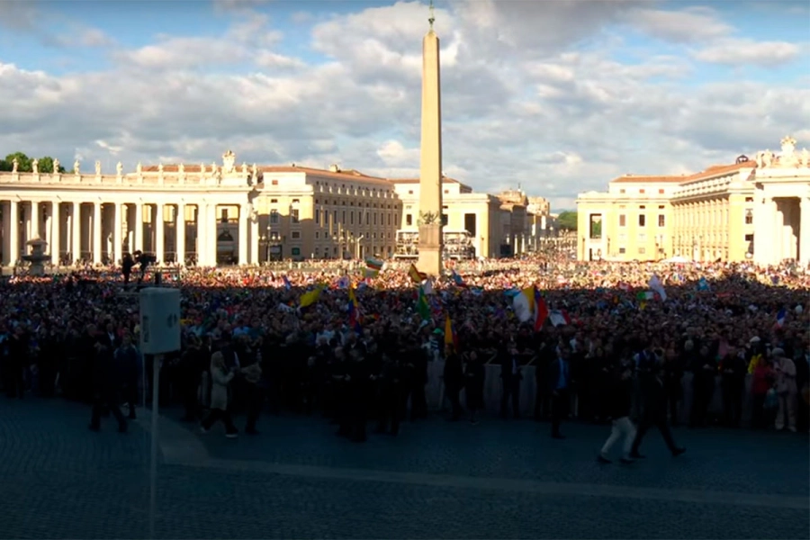 Miles de fieles se acercan a la plaza de San Pedro para seguir de cerca la elección del sucesor del papa Francisco