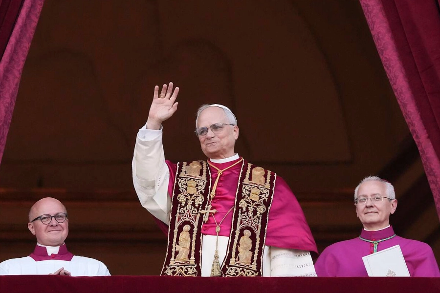 El papa León XIV, aparece en el balcón de la Basílica de San Pedro.