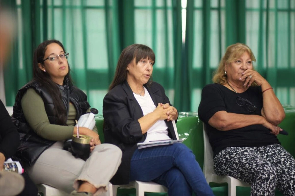 Carina Domínguez en la reunión de la Intersindical Carina Domínguez en la reunión de la Intersindical