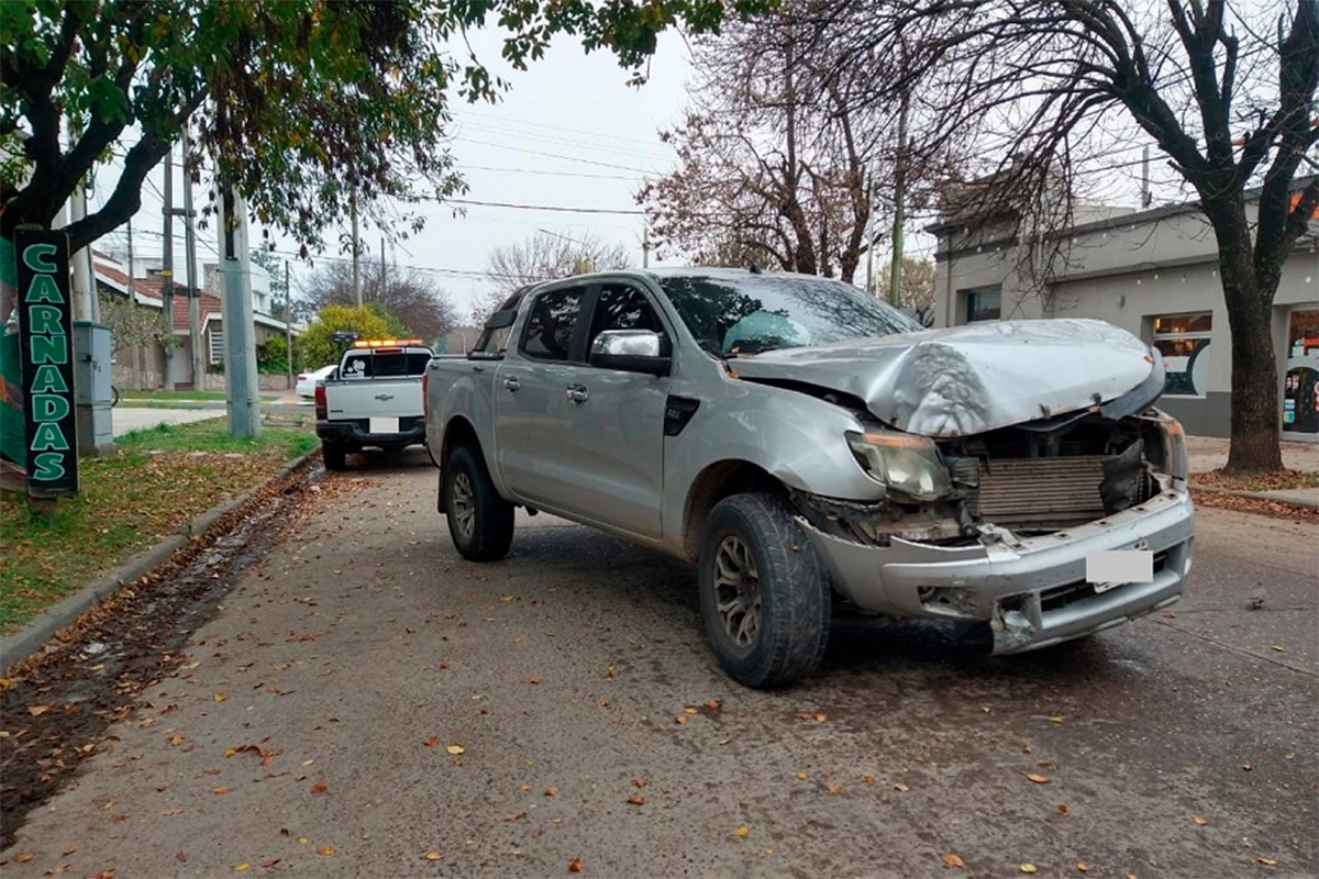 Una camioneta chocó contra un árbol en Crespo Una camioneta chocó contra un árbol en Crespo