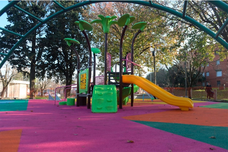 Encontraron a un niño solo en una plaza de Paraná: su padre explicó qué ocurrió