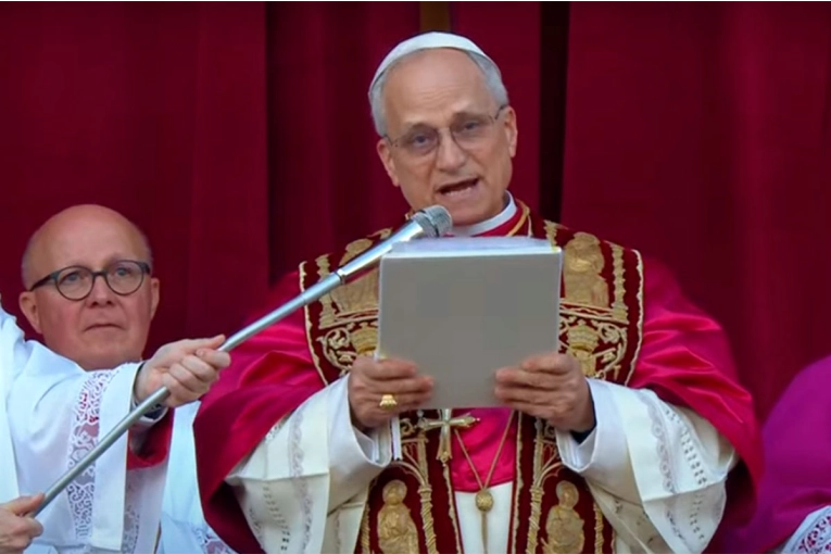 Con palabras de agradecimiento a Francisco, el nuevo Papa León XIV habló ante la multitud en la plaza San Pedro  
