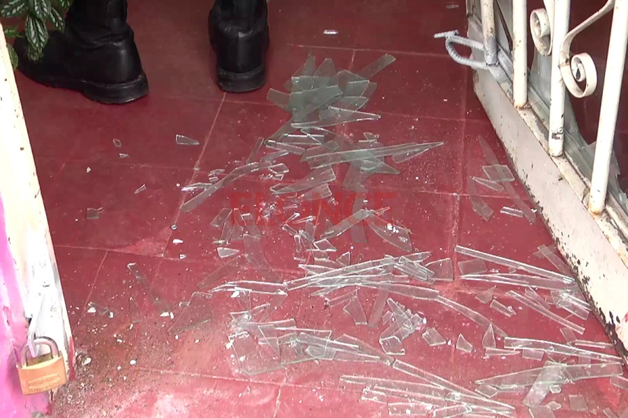 Destrozaron una puerta para ingresar a robar (foto Elonce)