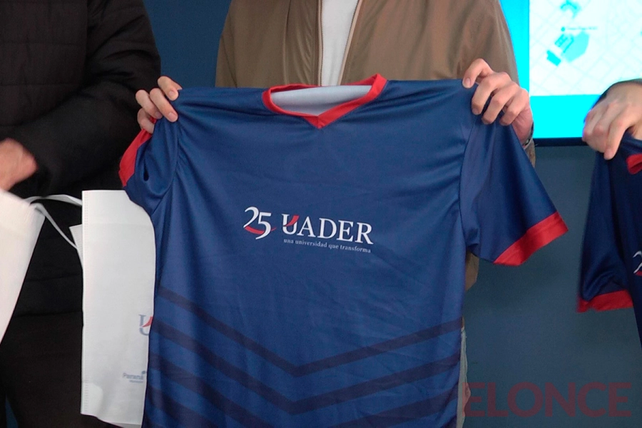 La camiseta de la maratón de UADER (foto Elonce)