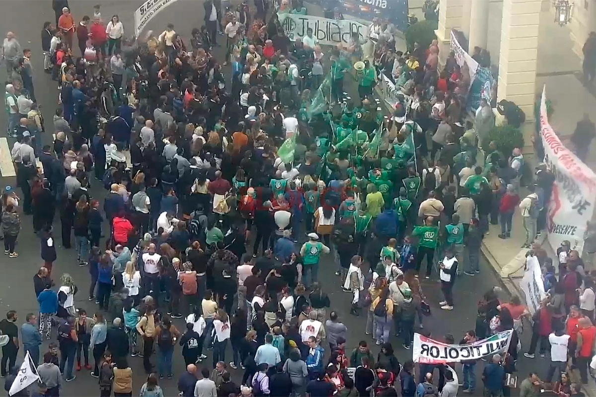 En defensa de Iosper, la Intersindical volvió a marchar en Paraná En defensa de Iosper, la Intersindical volvió a marchar en Paraná