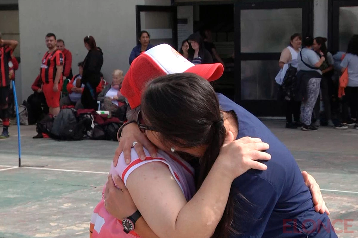Andrea y Alberto: emotivo abrazo entre docente y exalumno. Andrea y Alberto: emotivo abrazo entre docente y exalumno.