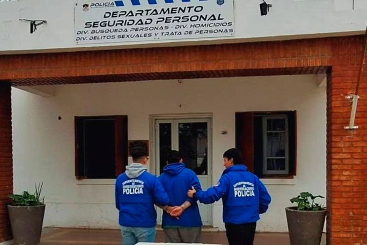 Estaba escondido en la casa de unos familiares. Estaba escondido en la casa de unos familiares.