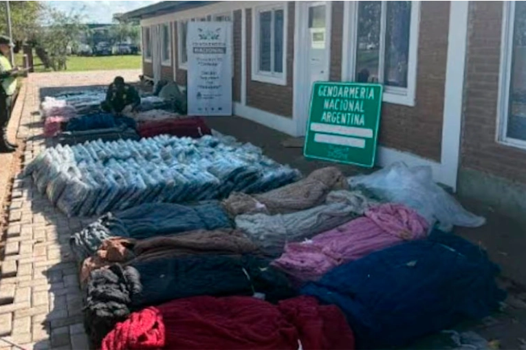 Decomisaron neumáticos y ropa de contrabando por más de 82 millones de pesos