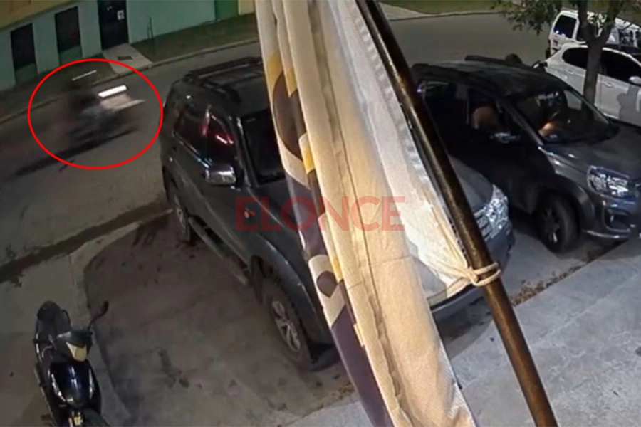 La moto antes de llegar a la esquina donde moriría un hombre de 65 años. Foto: Elonce