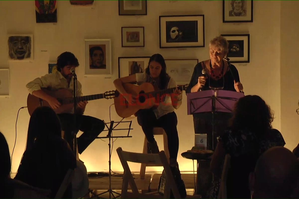 María Silva estuvo cantando sus canciones. María Silva estuvo cantando sus canciones.