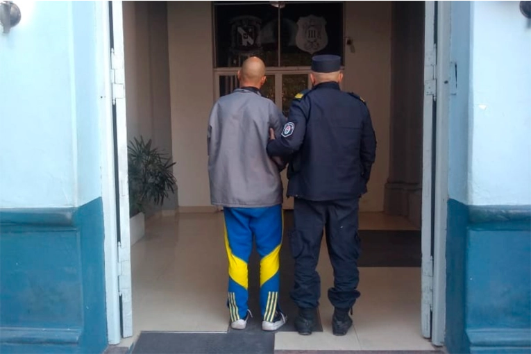 Intentó agredir a una mujer con un caño de gas y fue detenido