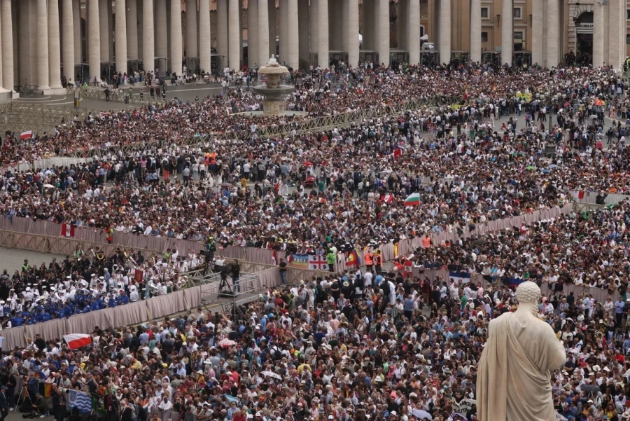 Los fieles en la Plaza de San Pedro (foto Getty Images)