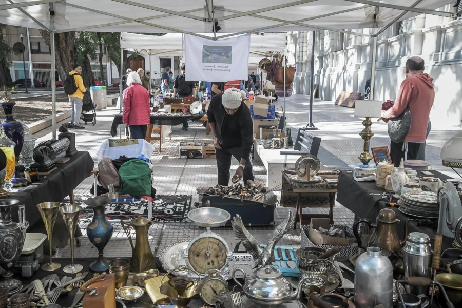 Feria con Historia, desarrollada en la Plaza Enrique Carbó (foto Municipalidad de Paraná)