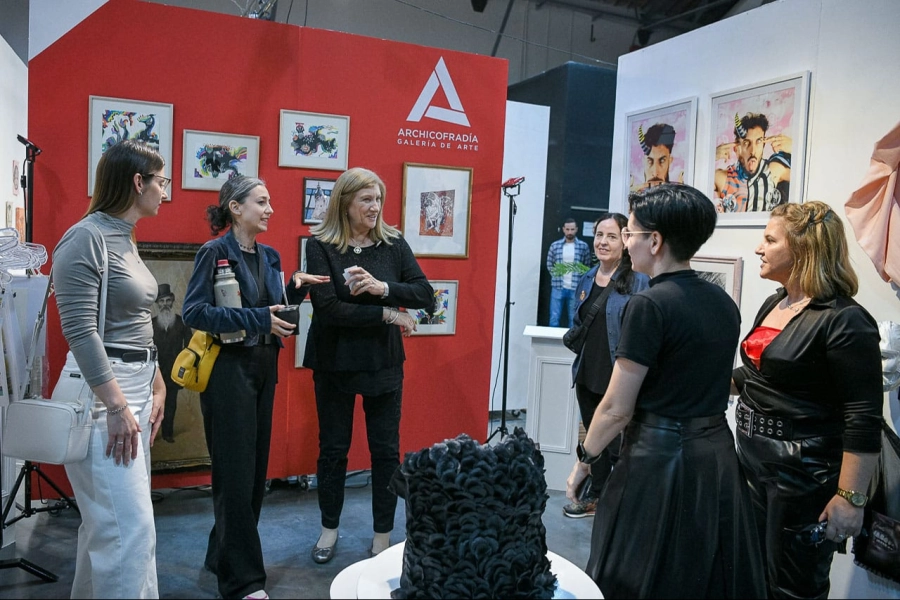 La intendenta Rosario Romero en la Feria de Arte en Sala Mayo (foto Municipalidad de Paraná)