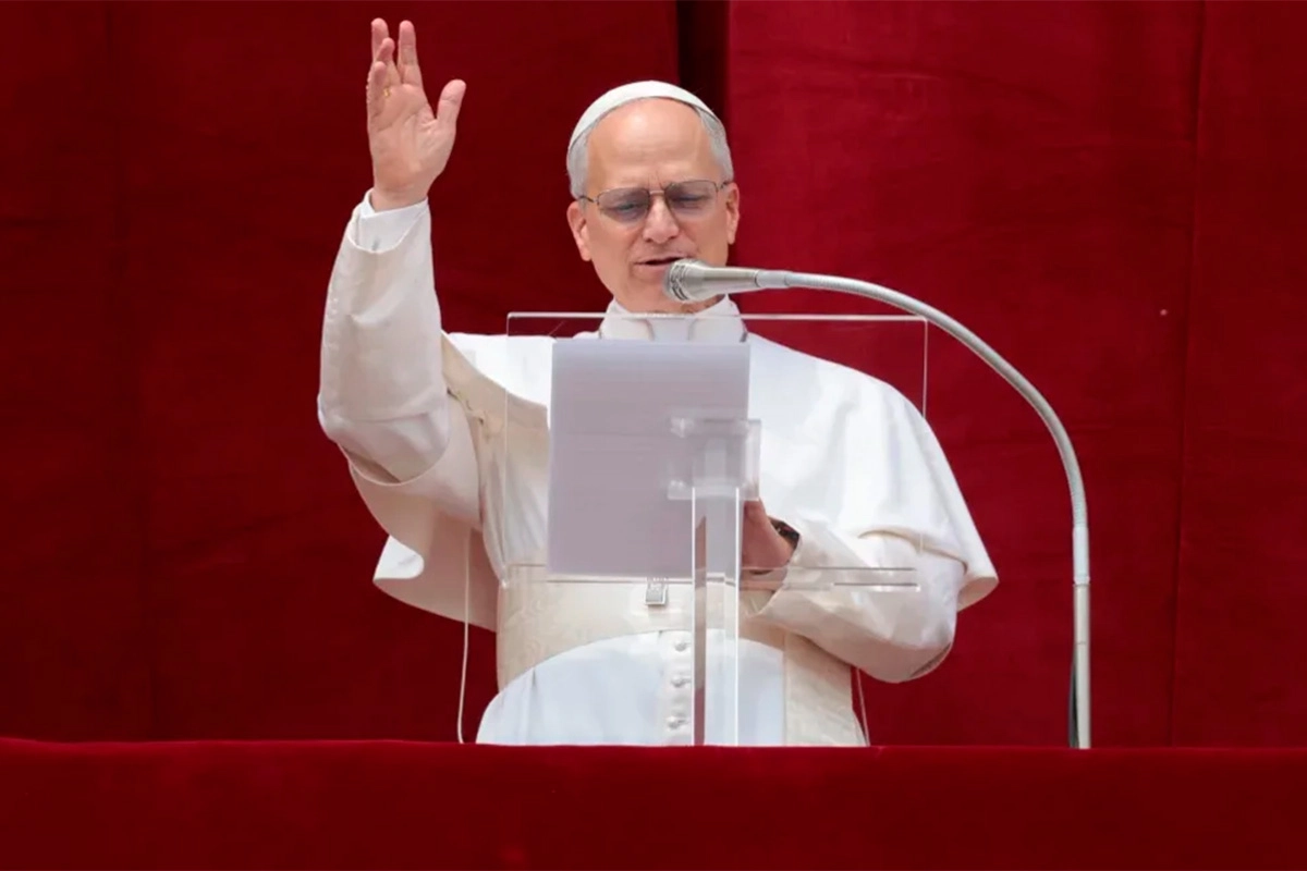 El papa León XIV, desde el balcón central de la basílica de San Pedro