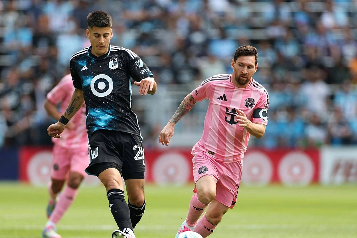 Pereyra ante Messi, en la MLS. Pereyra ante Messi, en la MLS.