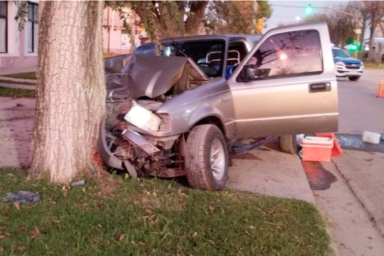 Conductor destrozó su camioneta al chocarla contra un árbol en María Grande