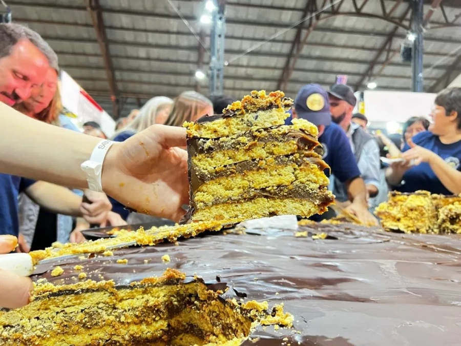 El alfajor gigante fue la estrella en el cierre de la Feria del Alfajor (foto R820)