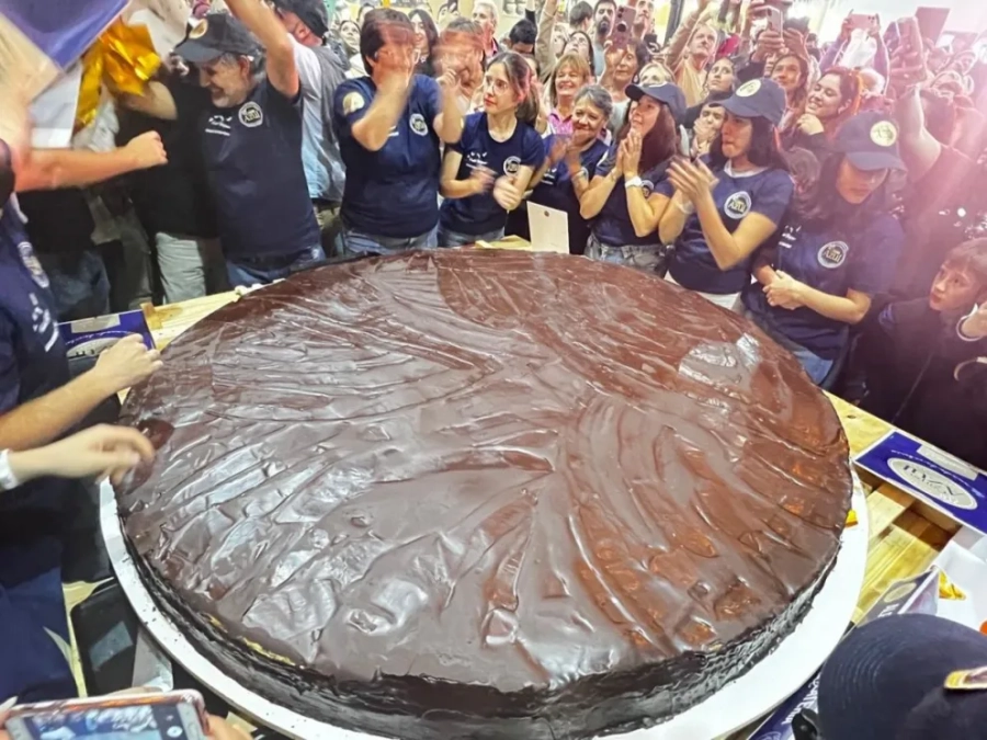 Carpa Azul present&oacute; el alfajor m&aacute;s grande de la provincia en Gualeguaych&uacute; (foto R820)