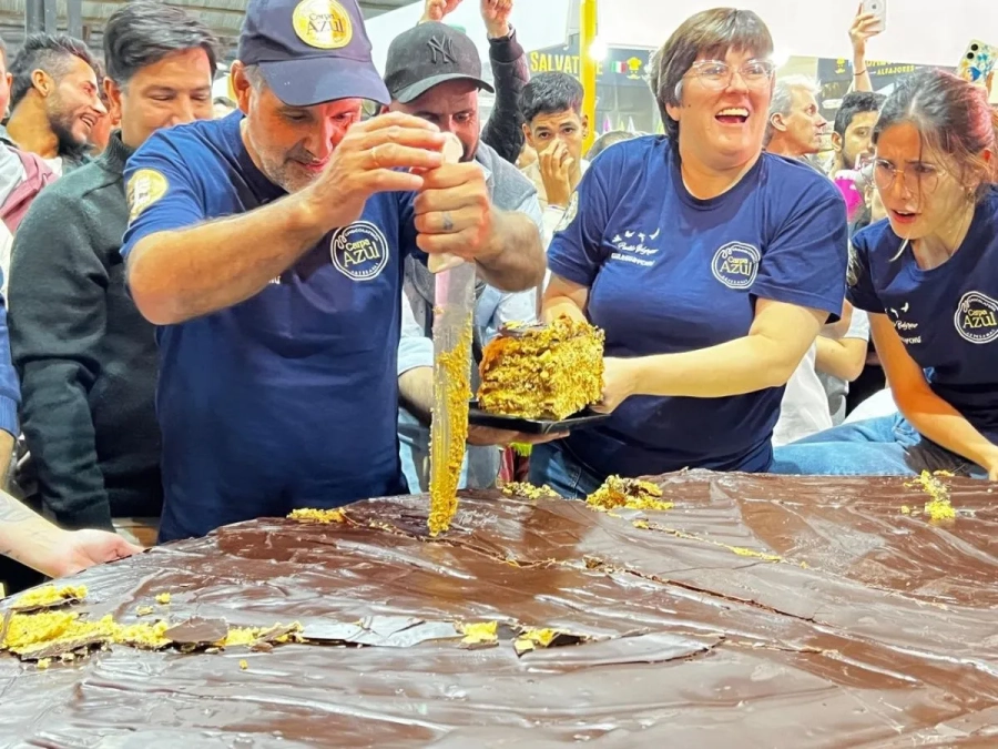 El alfajor de 310 kilos fue el protagonista en la feria de Gualeguaych&uacute; (foto R820)