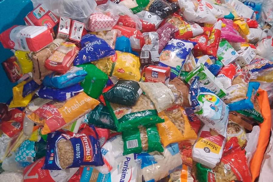 Los alimentos reunidos por los moteros.