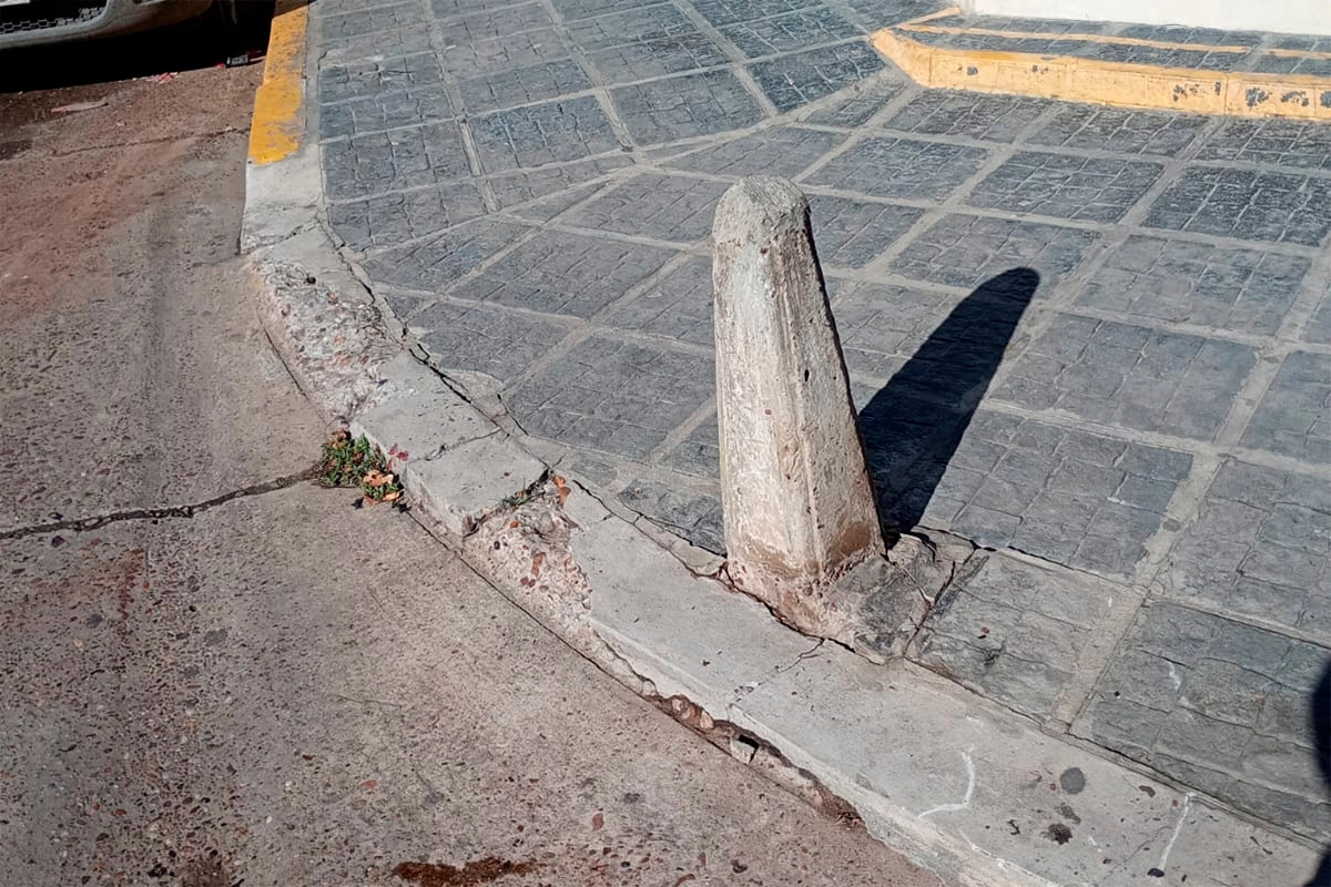 El pilar de cemento contra el que impactó el motociclista El pilar de cemento contra el que impactó el motociclista
