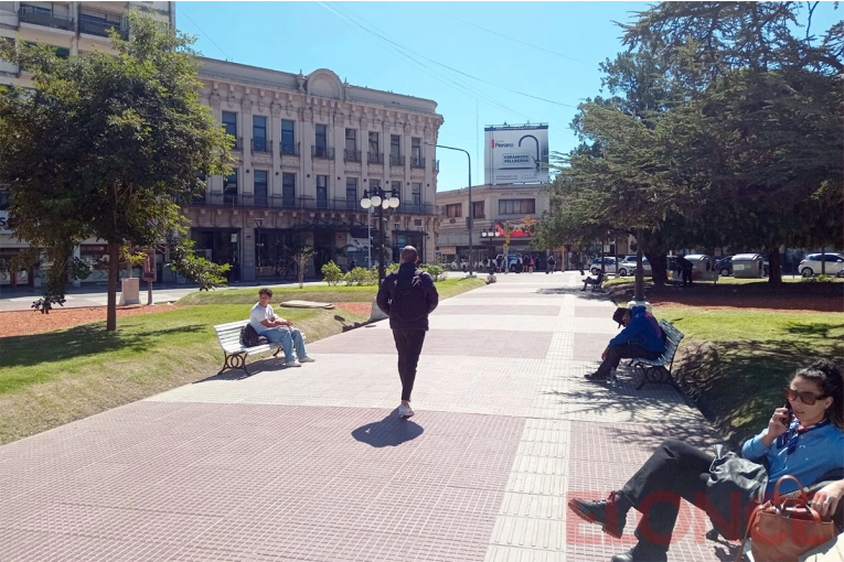 Tras un inicio a pleno sol, pronostican un frente cálido y probables tormentas para esta semana