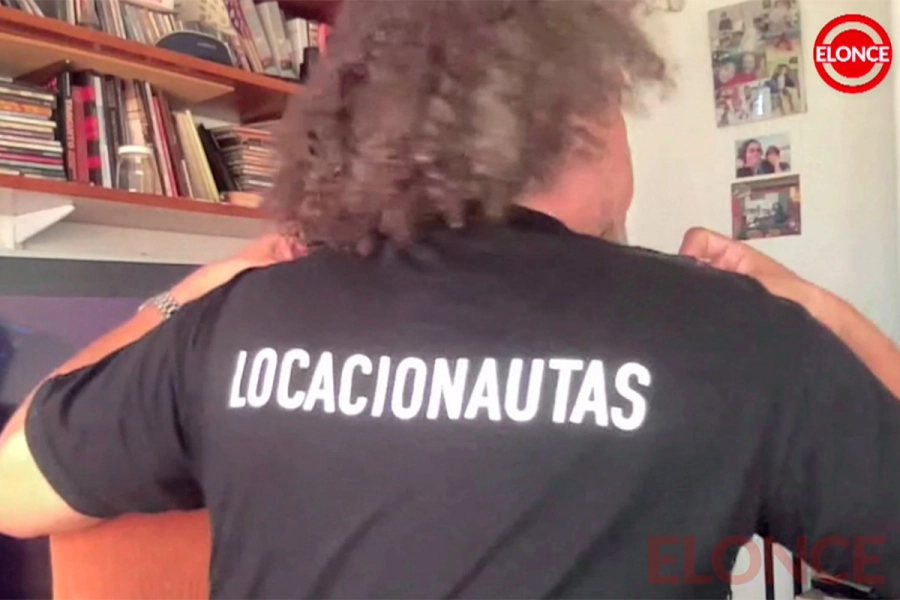 Javier “Calcu” Hernández mostró la camiseta de los "locacionautas" (foto Elonce)