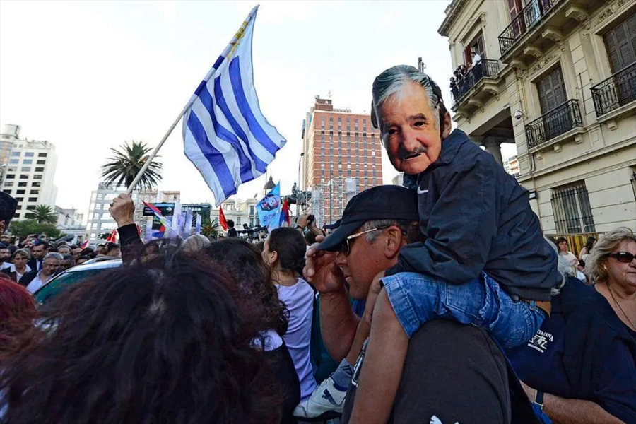 Un niño con una máscara de Mujica. (Getty Images)