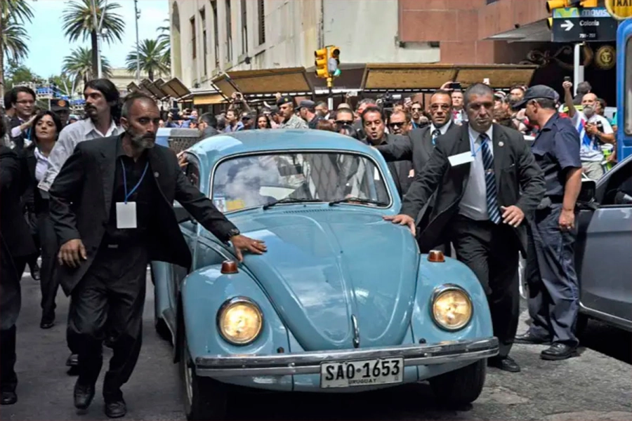 Mujica manejando su VW de 1987 después del acto de traspaso de mando presidencial, en 2015. (Getty Images)