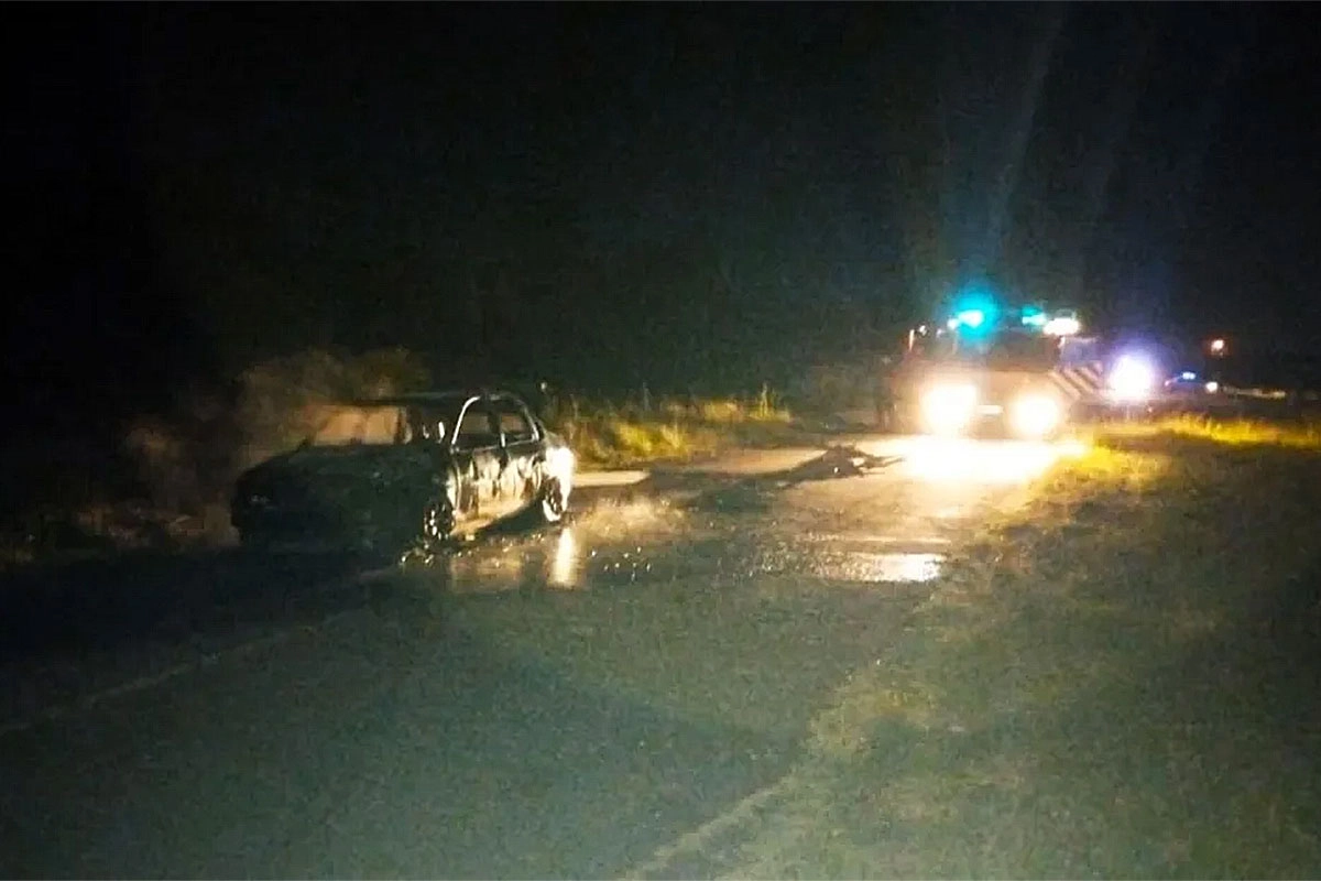 Un auto se incendió en plena ruta Un auto se incendió en plena ruta
