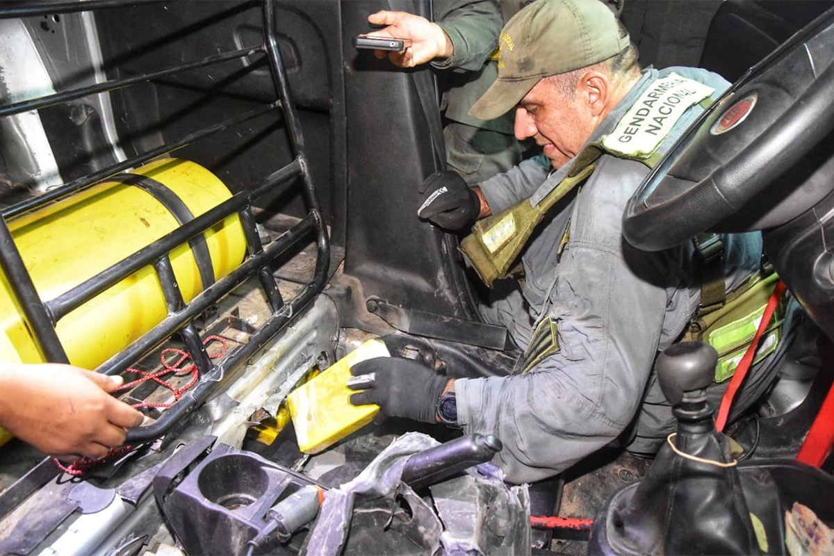 Doble fondo con 70 kilos de cocaína en Jujuy Doble fondo con 70 kilos de cocaína en Jujuy