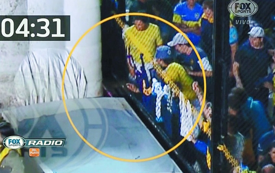 El momento en que el Panadero Napolitano tira el gas pimienta (foto Ol&eacute;)