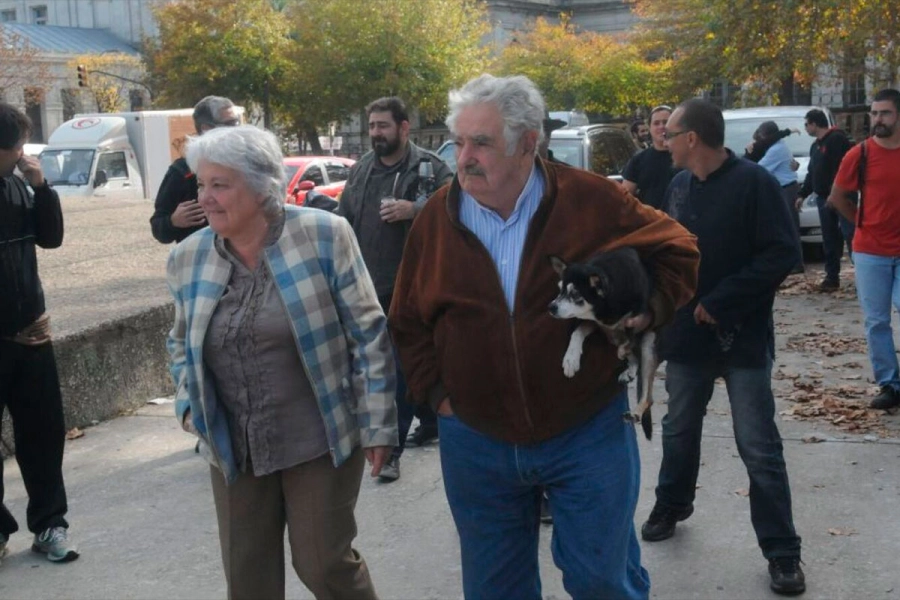 Luc&iacute;a Topolansky y Jos&eacute; Mujica con su perra Manuela. (El Pa&iacute;s)