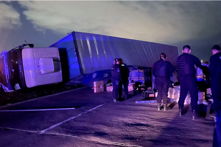 Camionero volcó y denunció que le arrojaron una piedra desde la ruta