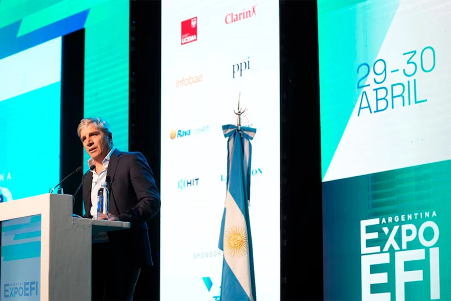 Caputo anticip&oacute; hace dos semanas en ExpoEFI que el Gobierno avanzaba en medidas para favorecer la dolarizaci&oacute;n (foto Infobae)