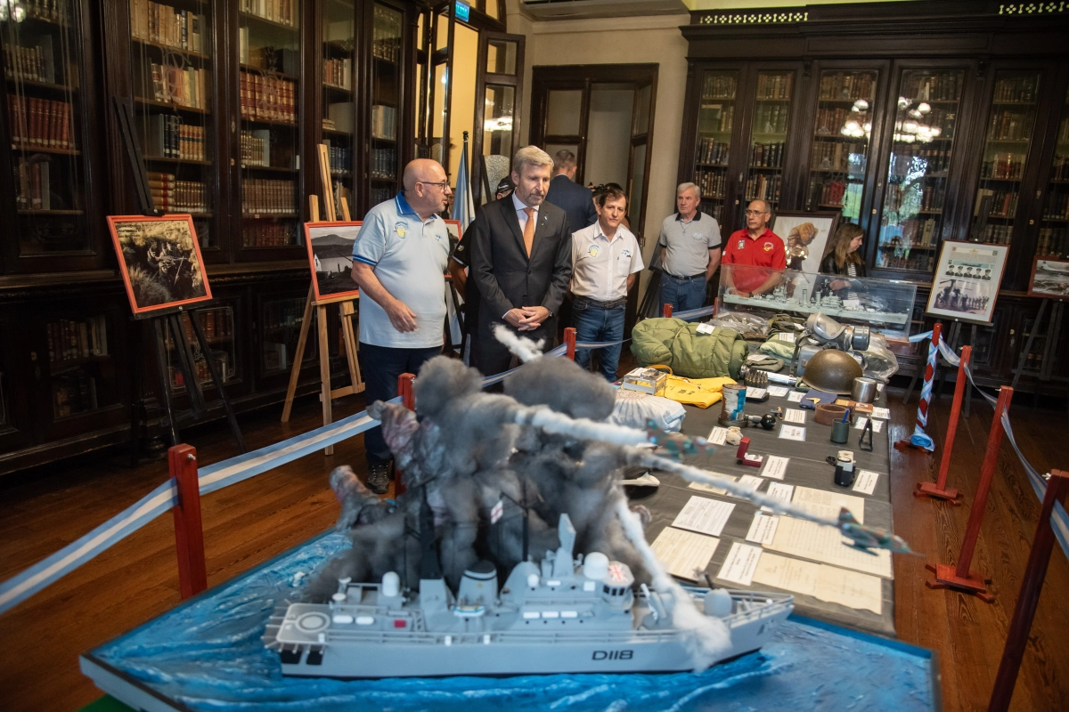 El Gobernador visitó la exhibición Voces de Malvinas El Gobernador visitó la exhibición Voces de Malvinas