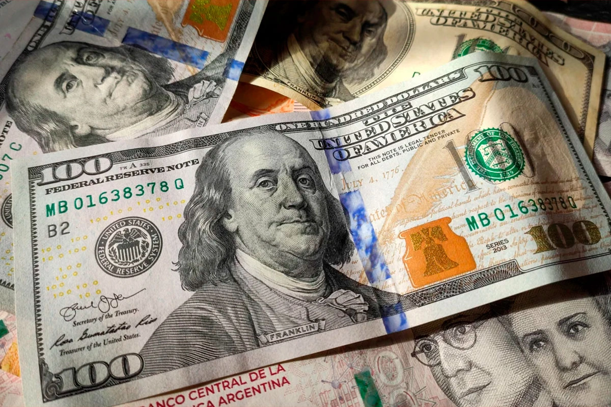 Dólares y pesos. Dólares y pesos.