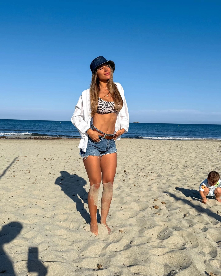 Agustina Gandolfo en la playa. Instagram