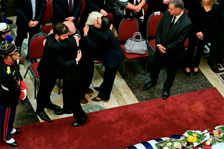 Lula le dio un fuerte abrazo a su par Gabriel Boric al arribar al velatorio
