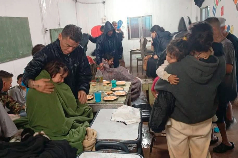 Asistencia a damnificados por inundaciones en Z&aacute;rate (foto Facebook)