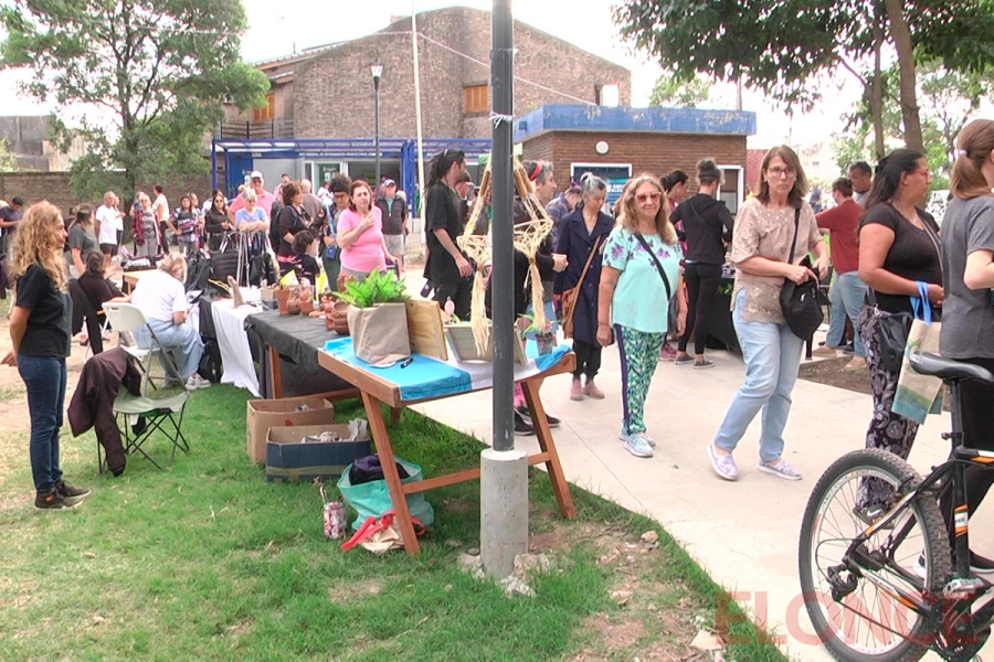 Gran concurrencia en el Parque Gazzano por la entrega gratuita de kits con semillas (foto Elonce)