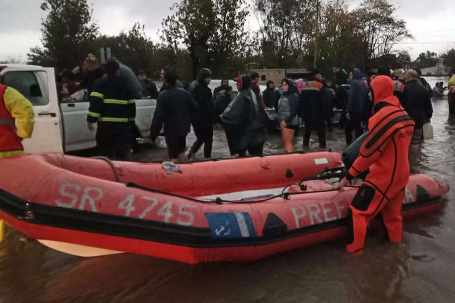 Siguen los trabajos de evacuaci&oacute;n. Foto: Infobae.